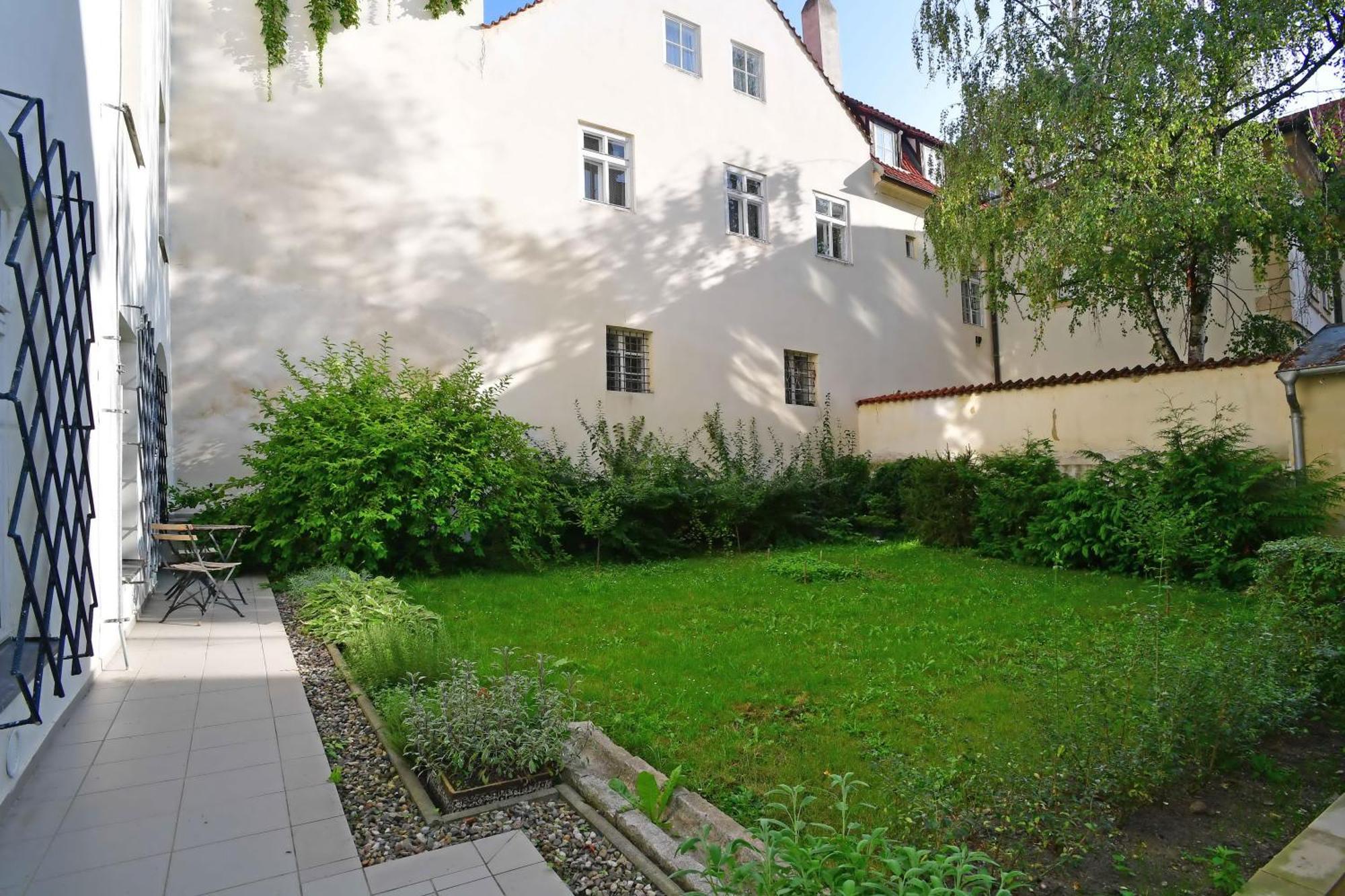 Romantic Apartment Under The Prague Castle Exterior foto